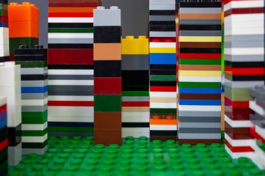 Yeşil masadaki yüksek bina blokları arka plan, soyut arkaplan