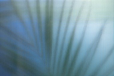 Mor arka planda egzotik palmiye yaprakları, kıvrımlı cam dokusu boyunca bitki siluetleri, ürün için soyut arkaplan  