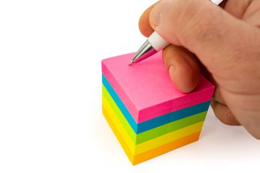 Renkli yapışkan banknot yığını, elinde tekerlekli tükenmez kalem olan, kopyalama alanı beyaz üzerine izole edilmiş  