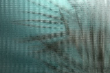 Turkuaz arka planda egzotik palmiye yaprakları, kıvrımlı cam dokusuna yerleştirilmiş siluetler, soyut arkaplan  