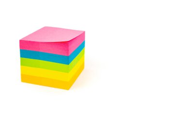 Beyazda izole edilmiş renkli yapışkan notalar  