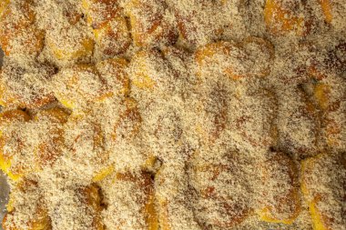 Sfintisori üzerine rendelenmiş fındık serpiyorum. Romanya mutfağı. Ev yapımı Mucenici, geleneksel tatlılar. Şekil 8, bal sürülmüş.  