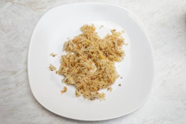 Beyaz seramik tabakta salamura lahana yumuşak odak düzlüğü  