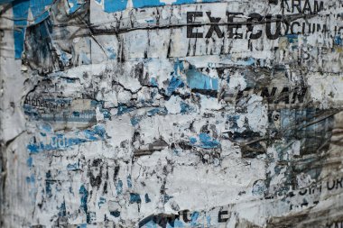 Poster direğinde yırtılmış kağıt parçaları, soyut arkaplan