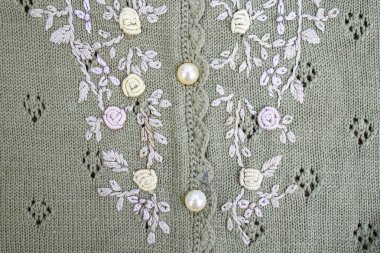 Çiçek desenli, inci düğmeli eski moda bir bluz., 