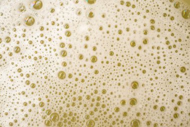 Yeşil arkaplanda beyaz sabun köpüğü, ürün için soyut arkaplan  