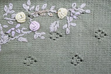 Çiçek işlemeli desenli, eski moda bir bluz ve gül işlemeli. 