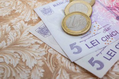 5 lei veya ron plastik banknotlarına 1 euro, devalorizasyon konsepti, yumuşak odaklanma  