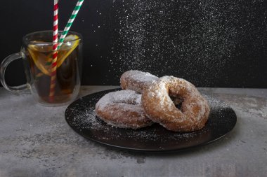 Şekerli çörekler, bir fincan çayın yanında, yakın.