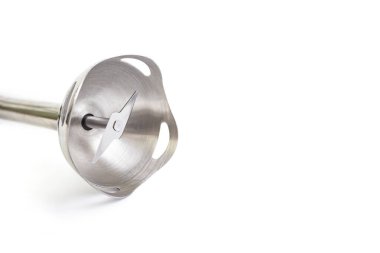 Dikey el blender başlığı yerleştirildi, beyaz arkaplanı kopyalama alanı ile kapat 