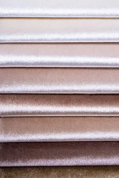 Kadife döşeme kumaşlarının renkli örnekleri. bej kahverengi gölge örnekleri  