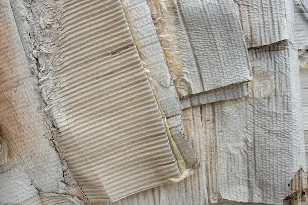 Dışarda üst üste binen karton yığını, çöp geri dönüşüm konsepti 