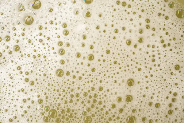 Yeşil arkaplanda beyaz sabun köpüğü, ürün için soyut arkaplan  