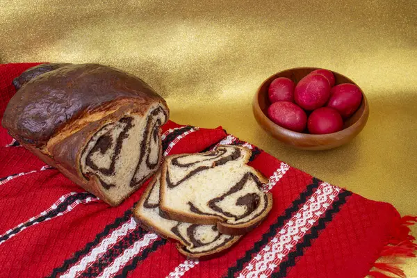 Kırmızı geleneksel havluya ceviz ve çikolata doldurulmuş Romen tatlı ekmeği 
