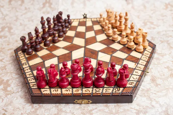 Altıgen şekilli siyah, beyaz ve kırmızı renkli satranç tahtası