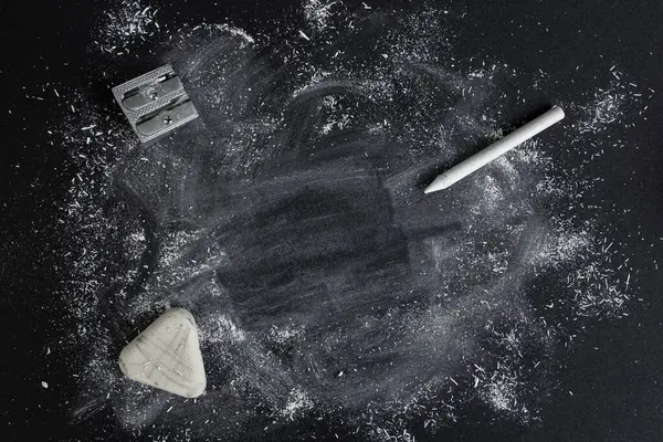 Siyah karton üzerinde beyaz tebeşir talaşı ve leke, beyaz pastel boya, silgi  
