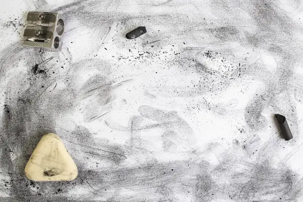 Silgi ve bileyicinin yanında siyah toz ve leke.