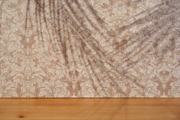 Kahverengi, bej renkli duvar kağıdı kaplama zemin ve ahşap döşeme üzerinde egzotik palmiye yaprakları, bitki silueti dokusu, ürün için soyut odaklı arka plan  