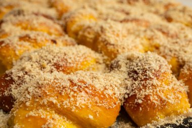 Sfintisori üzerine rendelenmiş fındık serpiyorum. Romanya mutfağı. Ev yapımı Mucenici, geleneksel tatlılar. Şekil 8, bal sürülmüş.  