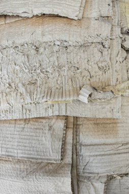 Dışarda üst üste binen eskimiş karton yığını, çöp geri dönüşüm konsepti 