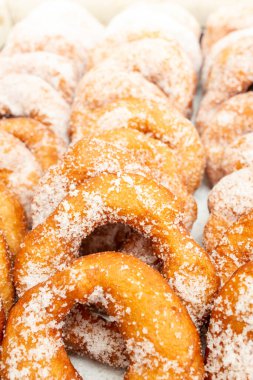 Donut sıraları kaba kristal şeker ile pudralanmış, yumuşak odaklanma yakın  