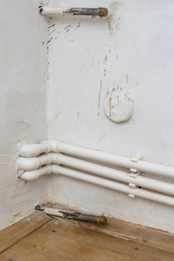 Eski ve yeni ısıtma boruları, pvc ve metal, merkezi ısıtmadan ayrılıyor.  