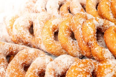 Donut sıraları kaba kristal şeker ile pudralanmış, yumuşak odaklanma yakın  