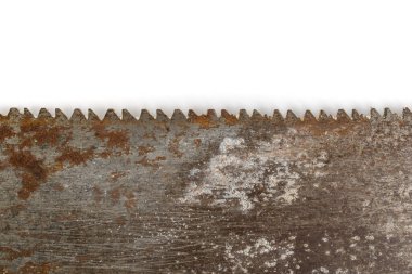 Beyaz üzerine izole edilmiş paslı testere bıçağından yapılmış dikdörtgen bir çerçeve. 