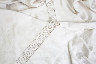 Klasik desenli masa örtüsü, beyaz kumaş perde arkası.