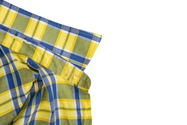 Yıpranmış ve yırtık gömlekli, modası geçmiş kıyafet arkaplanı izole edilmiş 