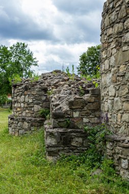 Eski duvarları ya da kuleyi kapatın. Çimenli taş duvarları yıkın.