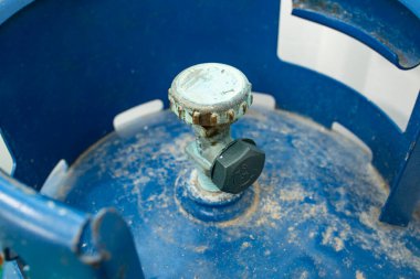 Propan gazı konteynır musluğu, beyaz arka planda, yumuşak odak  