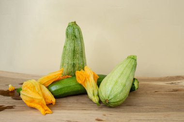 Kabaklar ve ahşap masada sarı çiçekli kabak, seçim konsepti. 