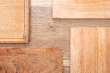 Farklı kesme tahtaları düzenlenmiş ve istiflenmiş, sert ahşap dokular. 