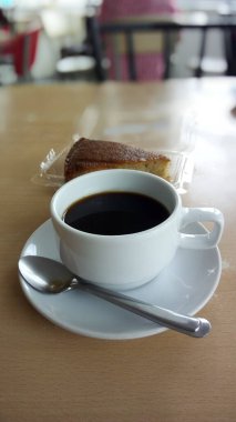 Black coffee and a small piece of cake help quench your hunger in the morning and wake you up from sleep.