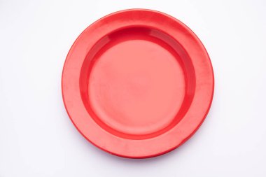 Boş kırmızı seramik plaka beyaz arkaplan üzerinde izole