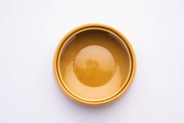 Boş sarı seramik kase beyaz arkaplan üzerinde izole