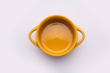 Boş sarı seramik kase beyaz arkaplan üzerinde izole