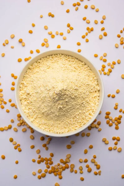 贝山粉 革兰粉或鹰嘴豆粉是一种用磨碎的鹰嘴豆制成的粉末 叫做孟加拉克 — 图库照片