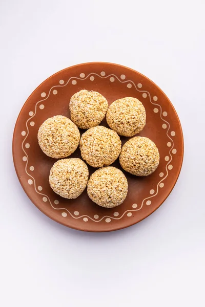 チャライ球状甘いボールとも呼ばれる王室の穀物を使用して作られたアマランスLadduまたはRajgira Laddoo — ストック写真