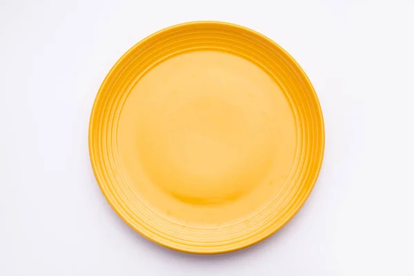 Placa Cerâmica Amarela Vazia Isolada Sobre Fundo Branco — Fotografia de Stock