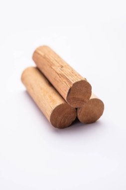 Chandan ya da sandal ağacı tozu, sopalarla, parfümle ya da yağla yıllardır kokularını muhafaza ederler.