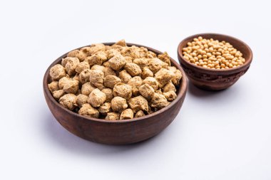 Glicine Max veya Soya fasulyesi veya pişmemiş soya fasulyesi parçaları. Bir kasede ya da bir yığın olarak servis edilmiş. seçici odak