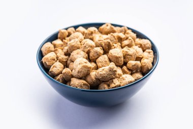 Glicine Max veya Soya fasulyesi veya pişmemiş soya fasulyesi parçaları. Bir kasede ya da bir yığın olarak servis edilmiş. seçici odak