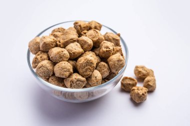 Glicine Max veya Soya fasulyesi veya pişmemiş soya fasulyesi parçaları. Bir kasede ya da bir yığın olarak servis edilmiş. seçici odak