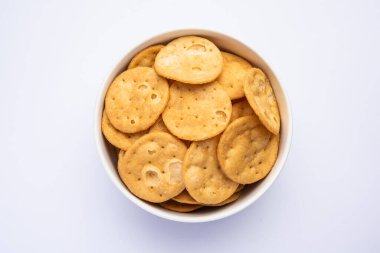 Mathri ya da Mathari bir Rajasthani, Hint aperatifi ve bir çeşit gevrek bisküvi, çay zamanı atıştırmalığı.