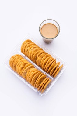 Mathri ya da Mathari bir Rajasthani, Hint aperatifi ve bir çeşit gevrek bisküvi, çay zamanı atıştırmalığı.