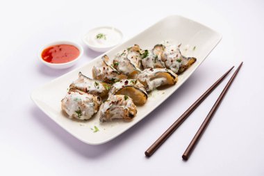 Kırmızı ve krema soslu sebzeli ya da sebzesiz, soslu Tandır momo. Nepal ve Tibet tarifi