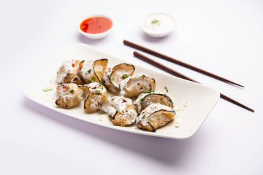 Kırmızı ve krema soslu sebzeli ya da sebzesiz, soslu Tandır momo. Nepal ve Tibet tarifi