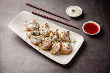 Kırmızı ve krema soslu sebzeli ya da sebzesiz, soslu Tandır momo. Nepal ve Tibet tarifi